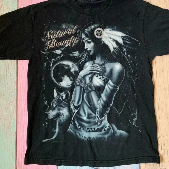 Beautiful vintage Y2K Native American woman unisex tee - Picture 2 of 7